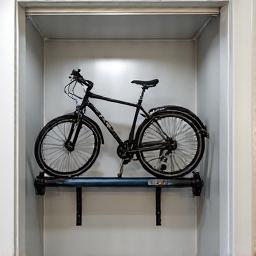 Laisvalaikio įranga: dviračiai, paspirtukai, riedučiai tvarkingai sudėti sandėliuke.