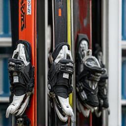 Žiemos sporto įranga: slidės, snieglentės, pačiūžos, patogiai laikomos sandėliuke.